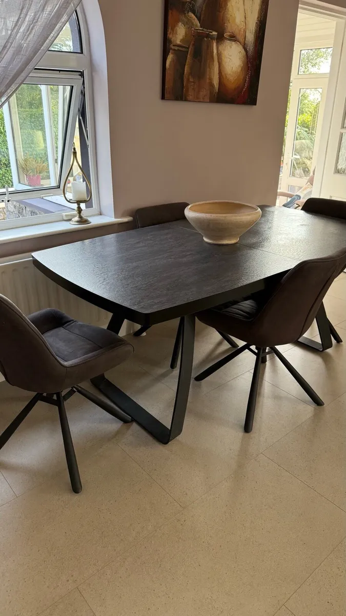 Kitchen table and chairs - Image 1