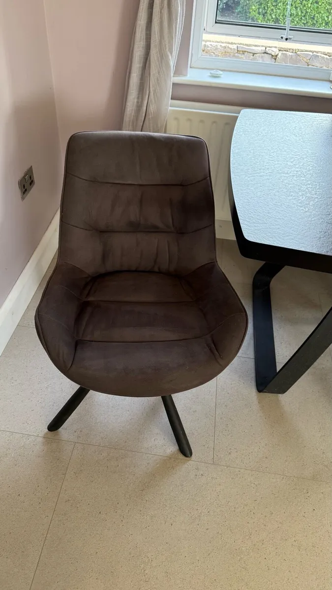 Kitchen table and chairs - Image 2