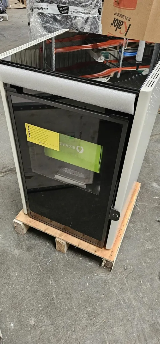 6Kw, white wood pellet stove, perfect condition - Image 2