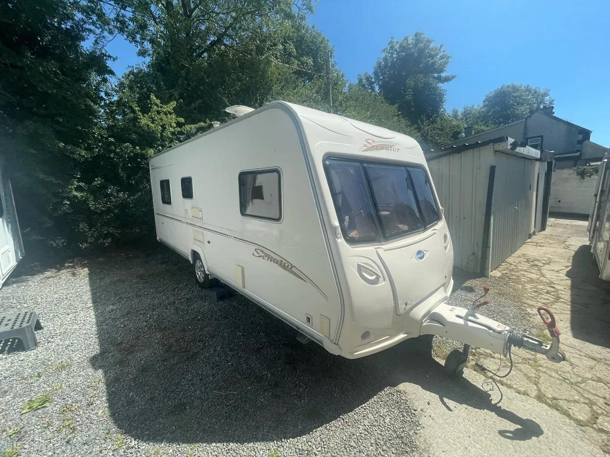 4 birth fixed island bed caravan - Image 2