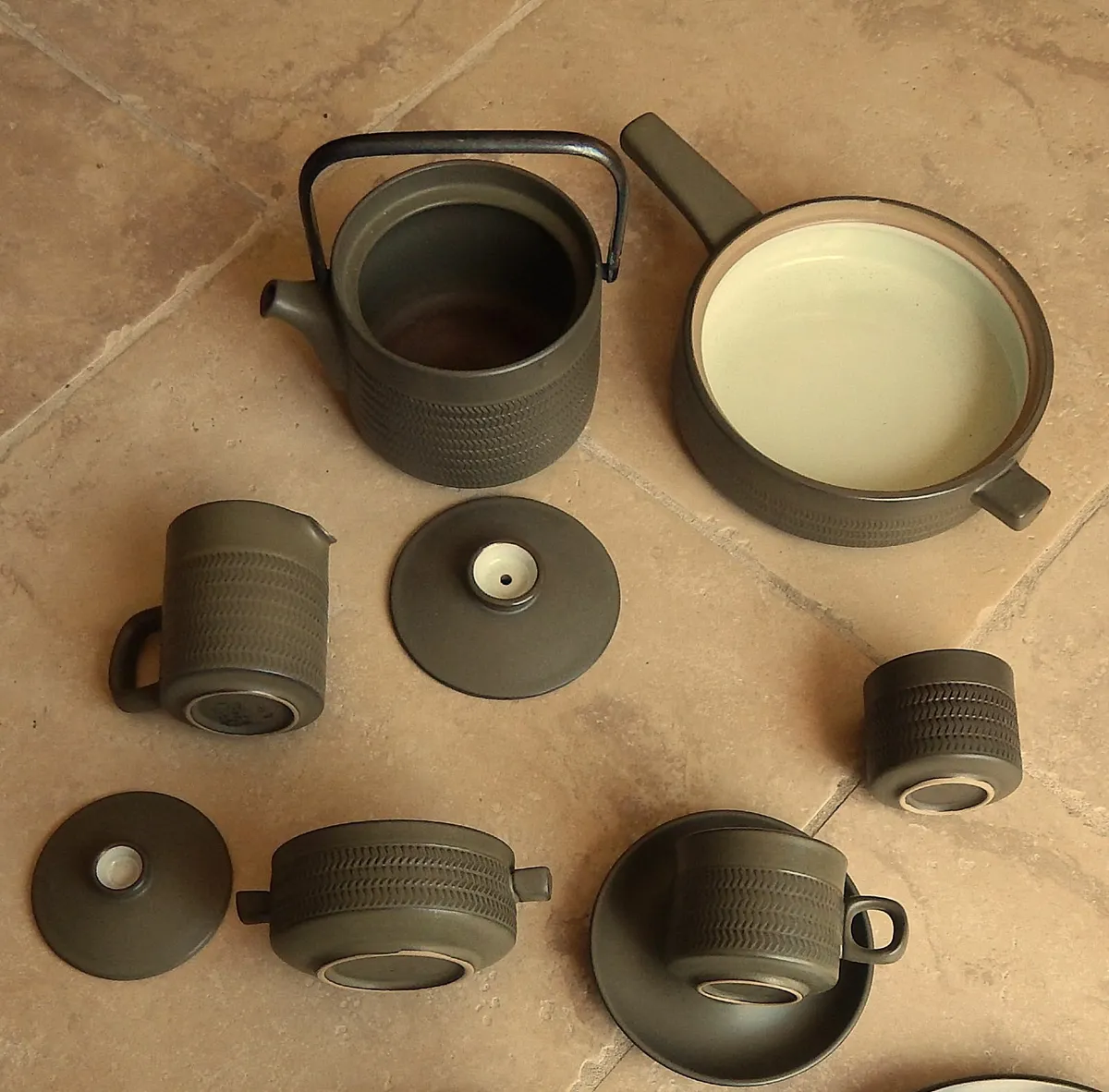 38 Pieces Vintage Denby Camelot Chevon Earthenware - Image 4