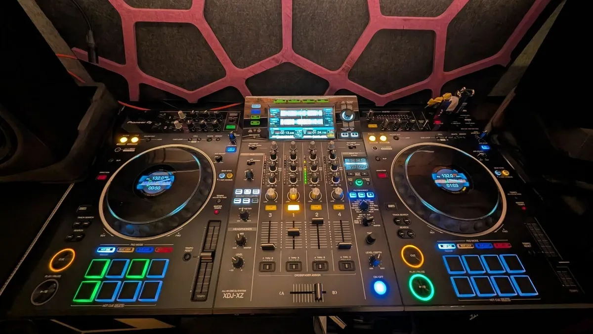 Pioneer XDJXZ controller - Image 1