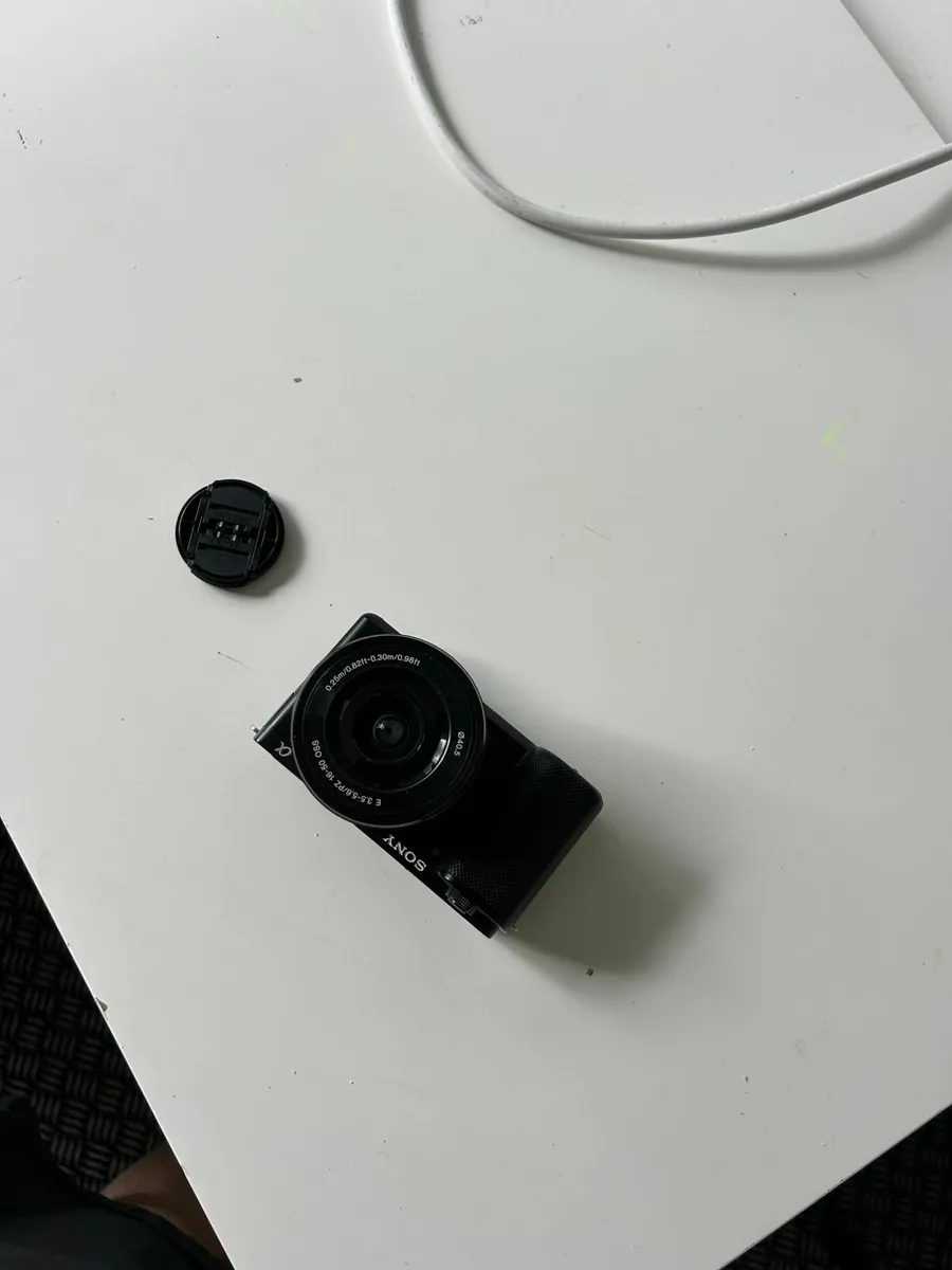 Sony ZVE10 Camera, Kit Lense, Soft Case and 128GB - Image 1