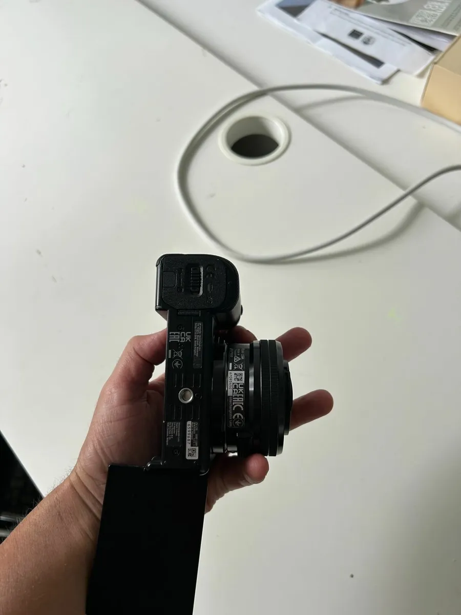 Sony ZVE10 Camera, Kit Lense, Soft Case and 128GB - Image 2
