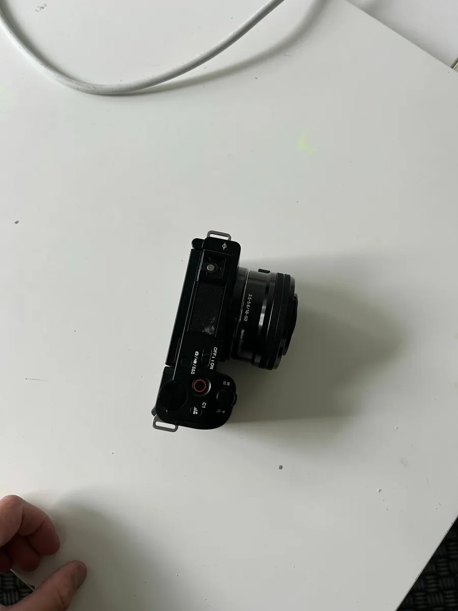 Sony ZVE10 Camera, Kit Lense, Soft Case and 128GB - Image 3