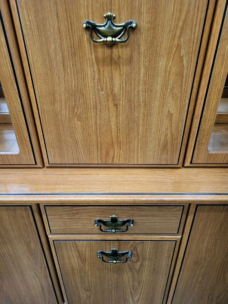 Beautiful light oak coloured Display Cabinet - Image 3