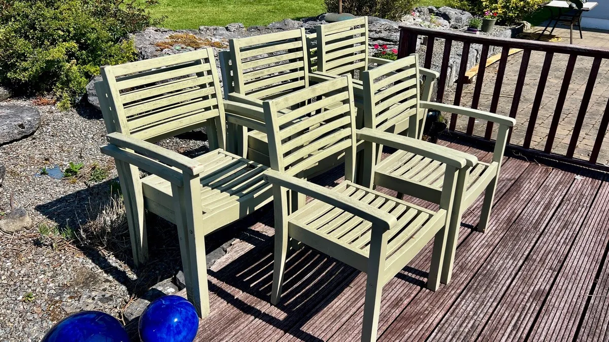 Outdoor seating - Image 1