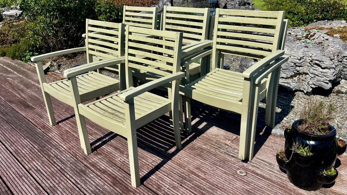 Outdoor seating - Image 2