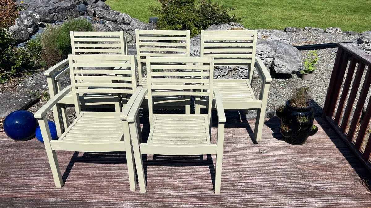 Outdoor seating - Image 3