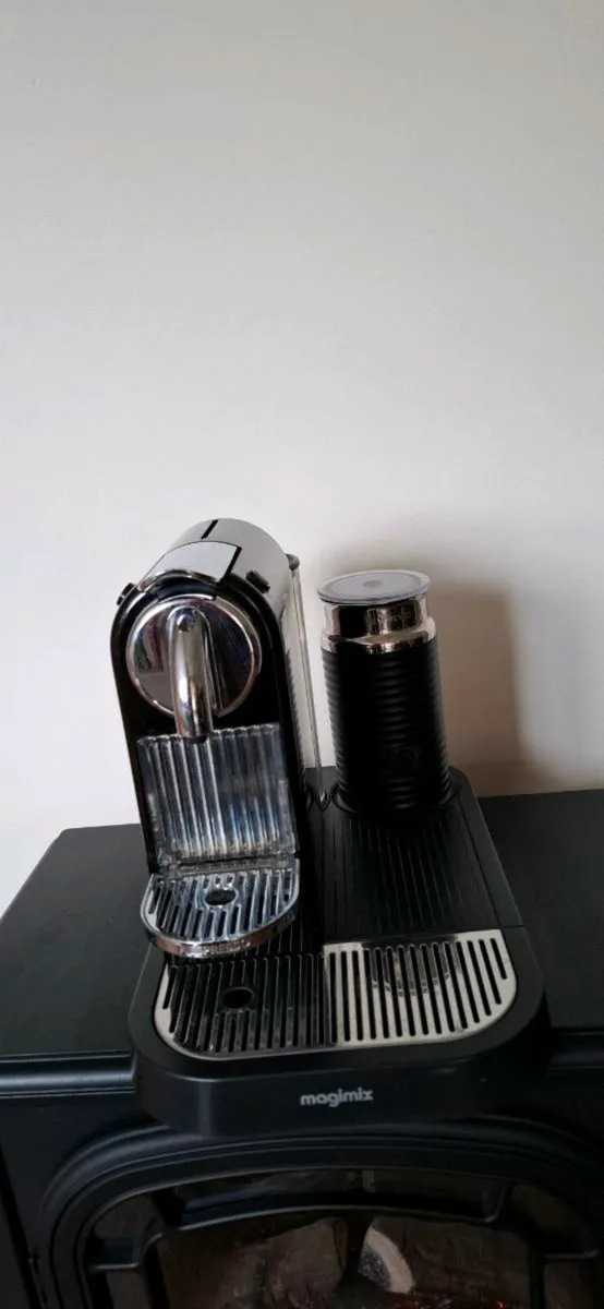 Nespresso coffee machine with milk frother - Image 2