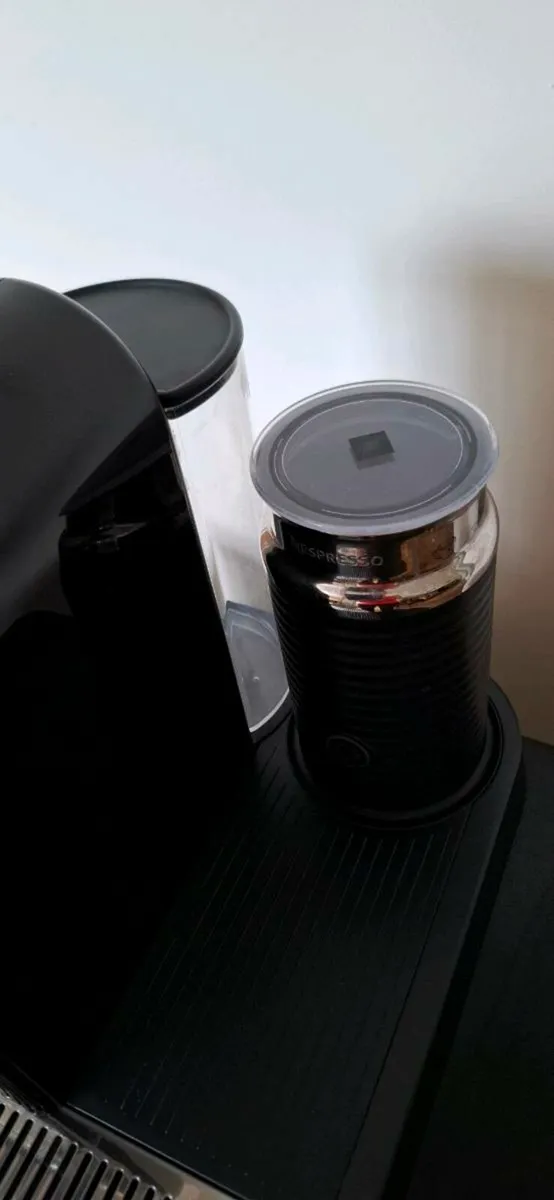 Nespresso coffee machine with milk frother - Image 4