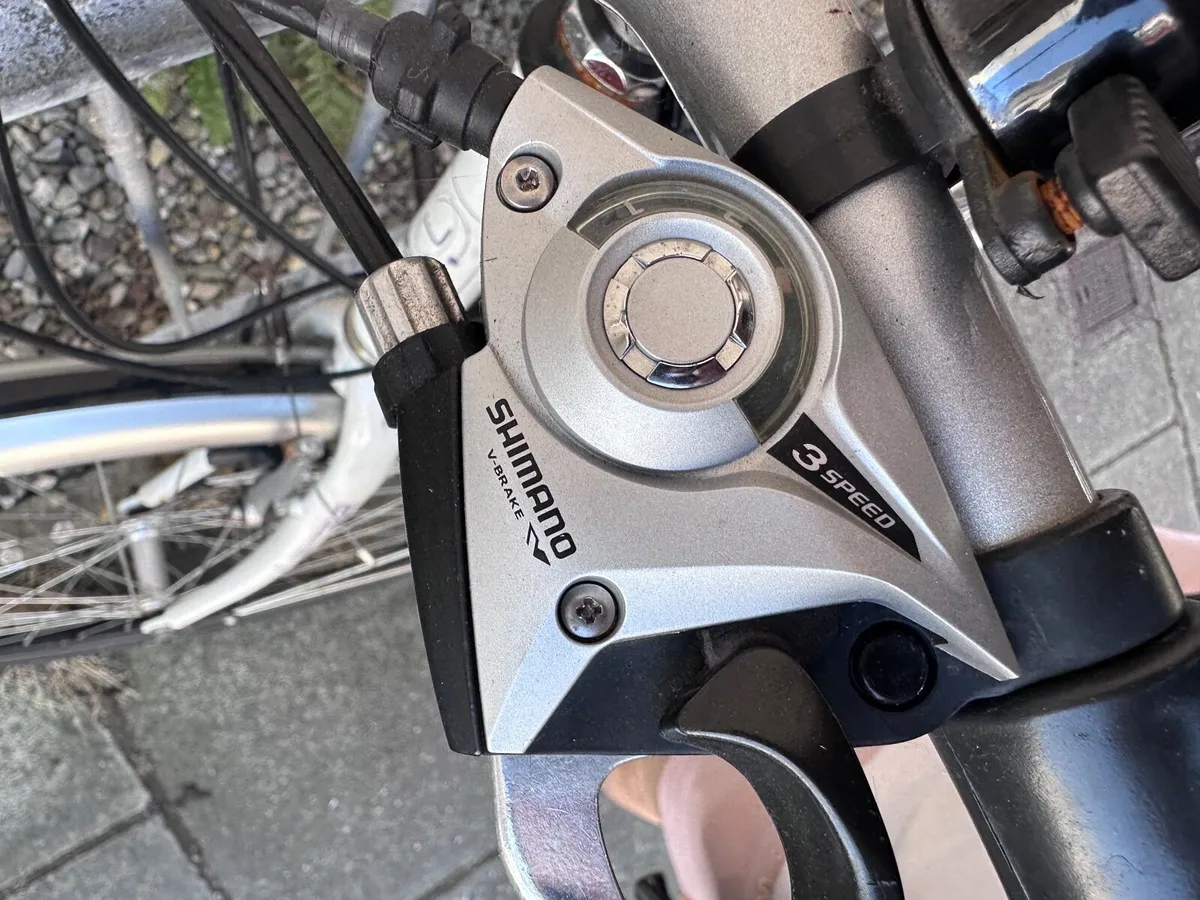Perfect condition City bike + free accessories! - Image 2