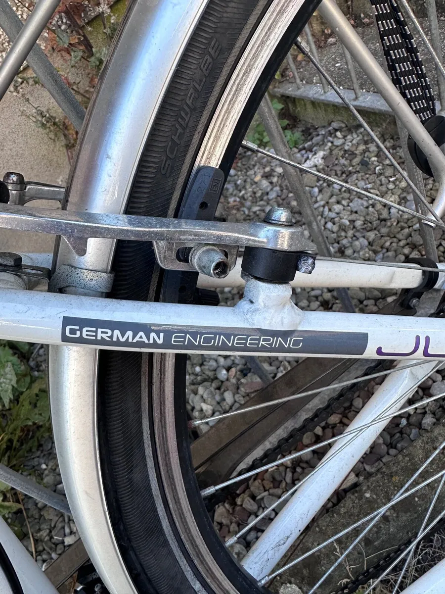 Perfect condition City bike + free accessories! - Image 3