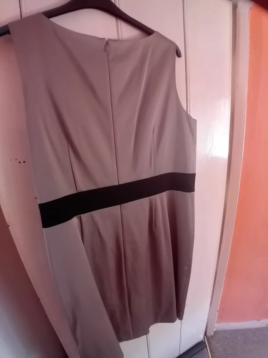 Beautiful dress never worn for occasions - Image 3