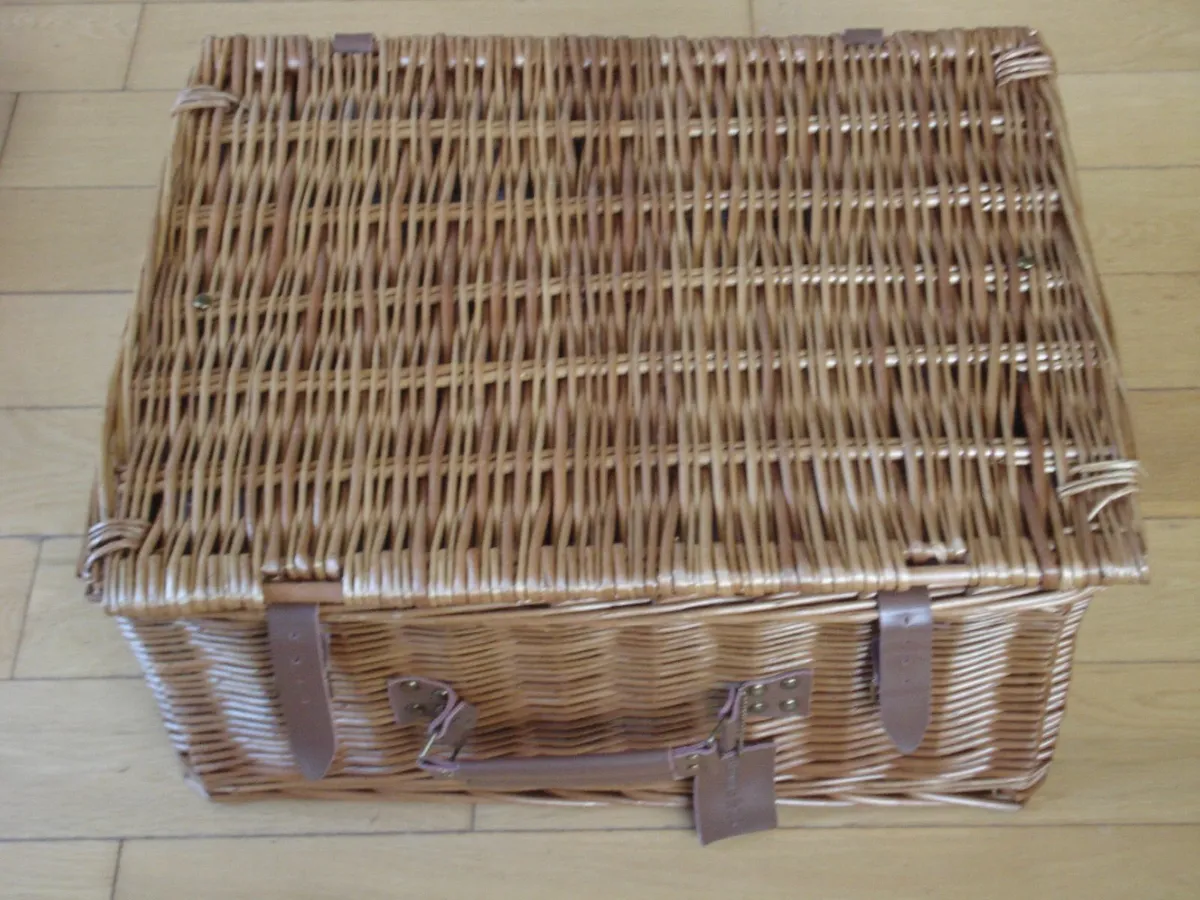 LARGE PICNIC BASKET. - Image 2
