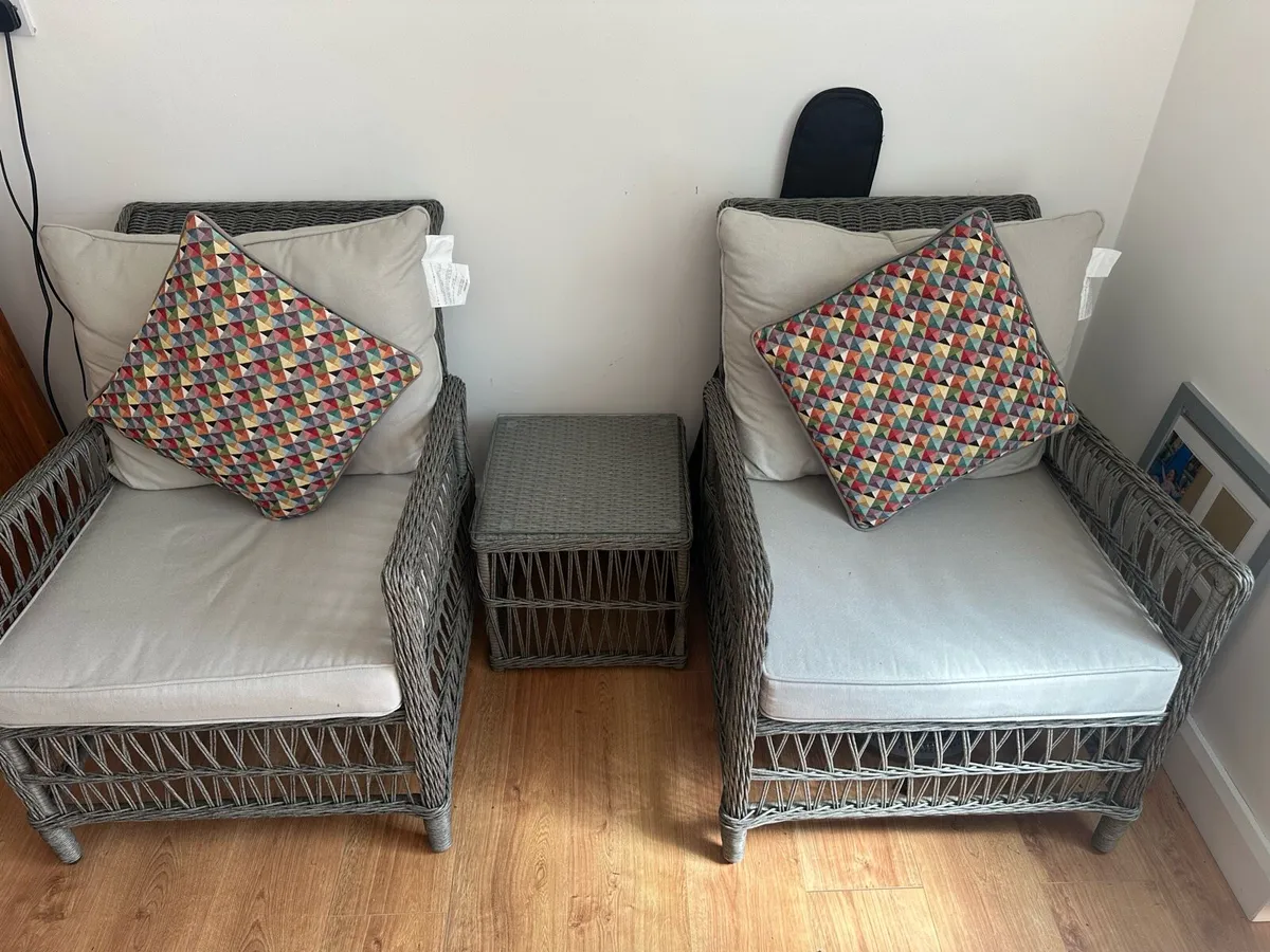 Outdoor Seating with  table - perfect condition