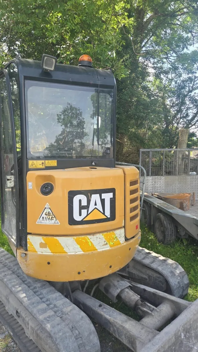 2018 Cat 302.7 digger & 3 buckets - Image 3