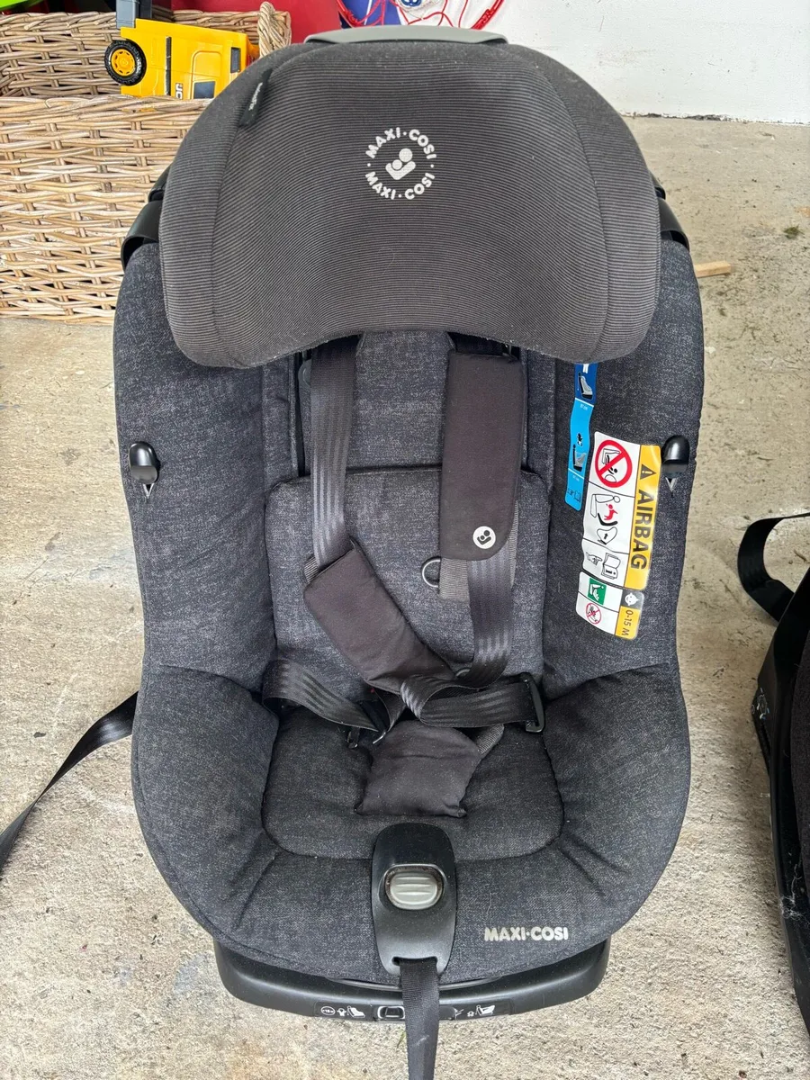Maxi Cosi Axissfix Swivel Car Seat - Image 1
