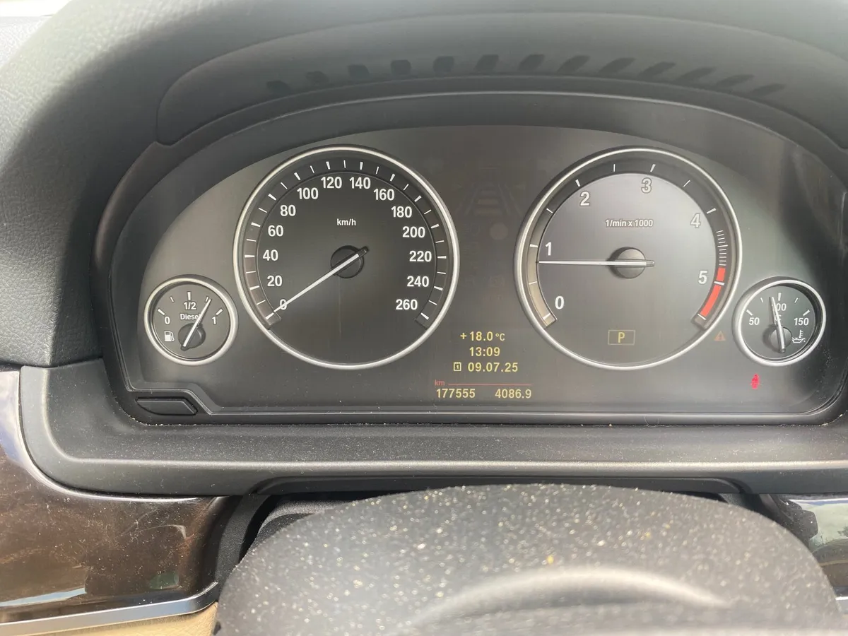 BMW 5-Series 2010 - Image 4