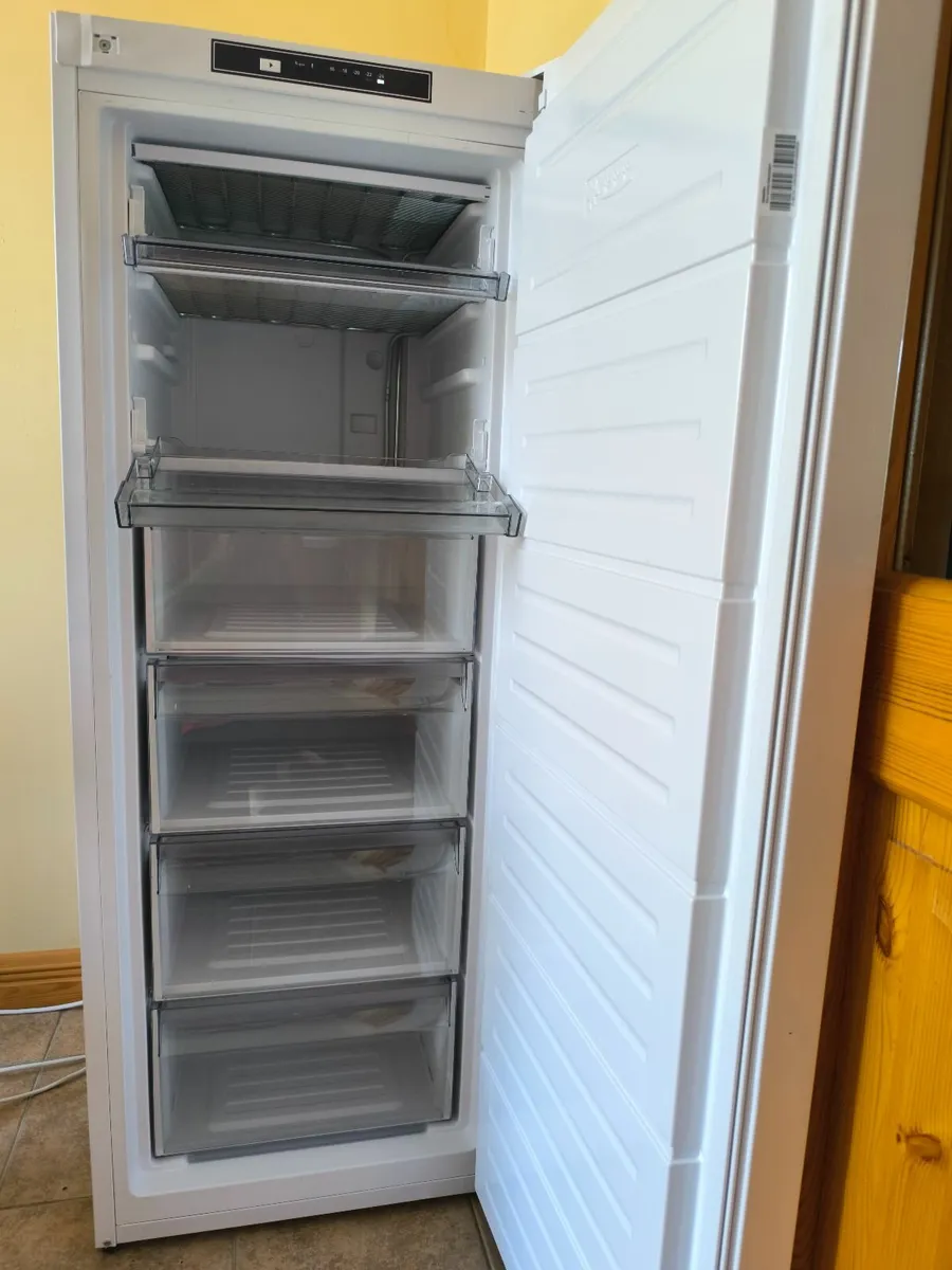 Nordmende Freestanding Tall Larder Freezer - Image 4