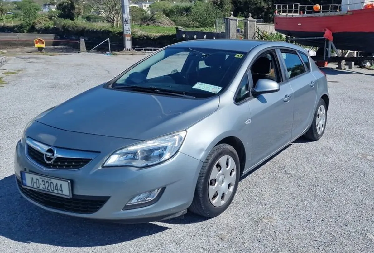 2011 Opel Astra - Image 2