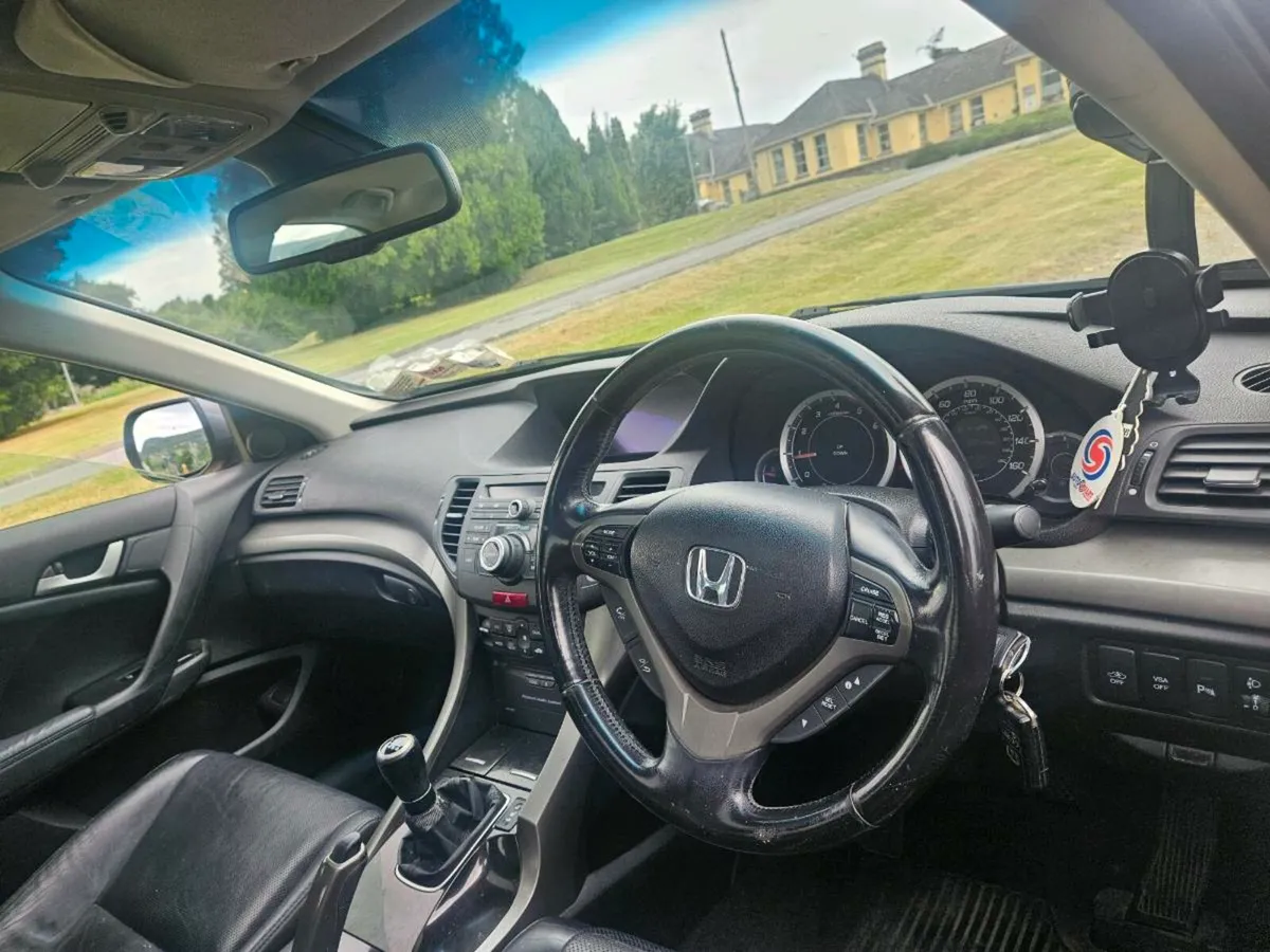 09 Honda accord low miles mint look - Image 3