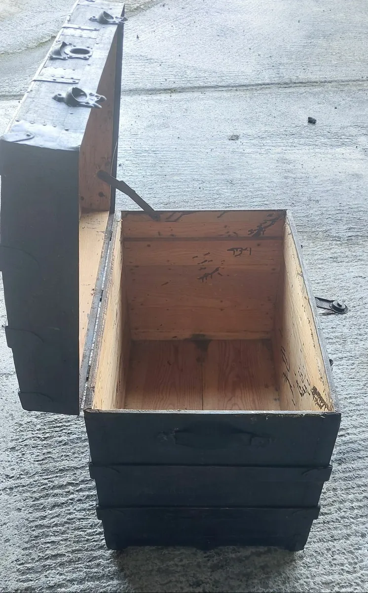 Antique steamer storage trunk - Image 1