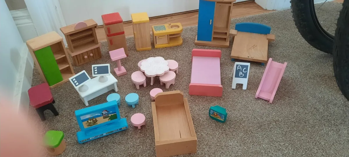 Wooden dolls house furniture - Image 2