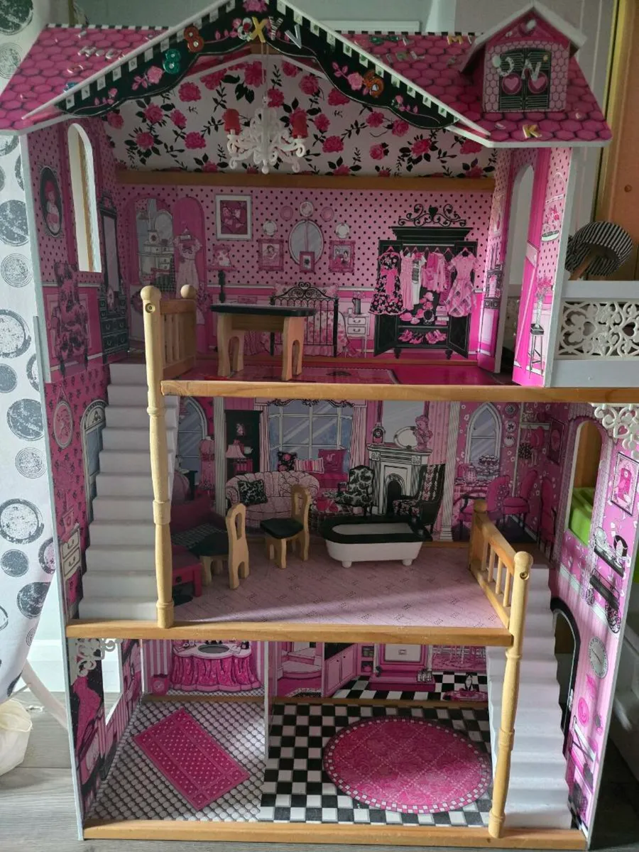 Doll house and kitchen - Image 1