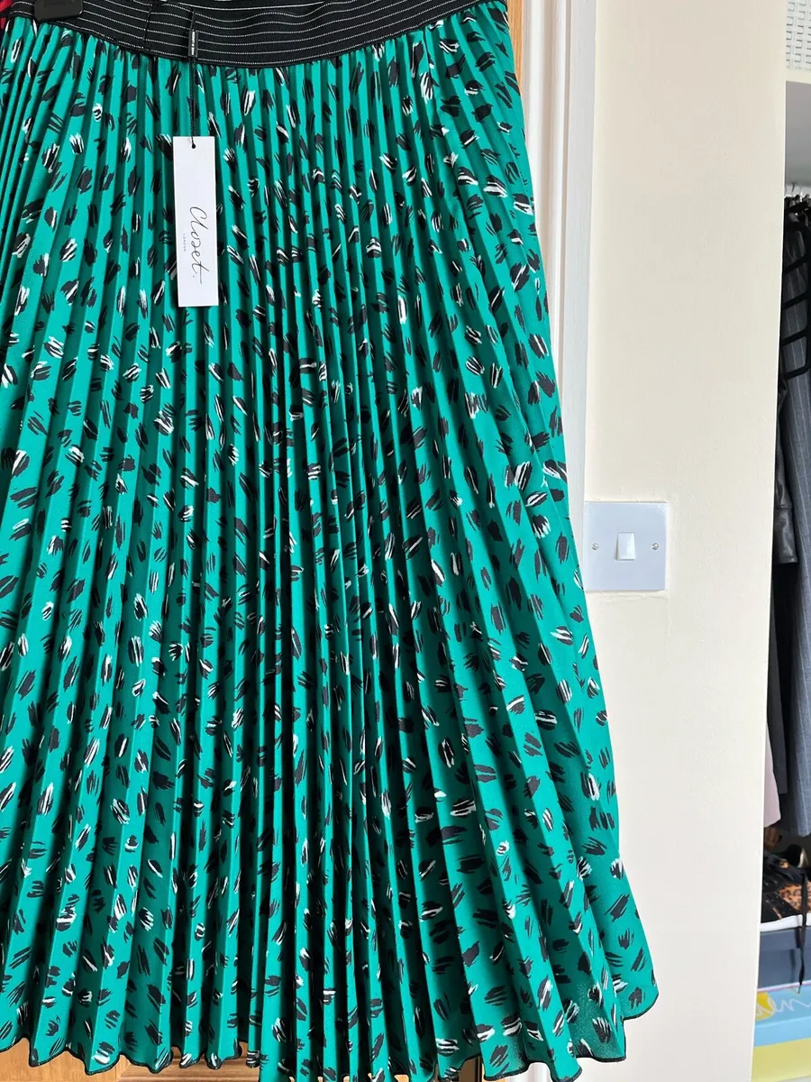 Closet, green pleated print skirt - Image 1