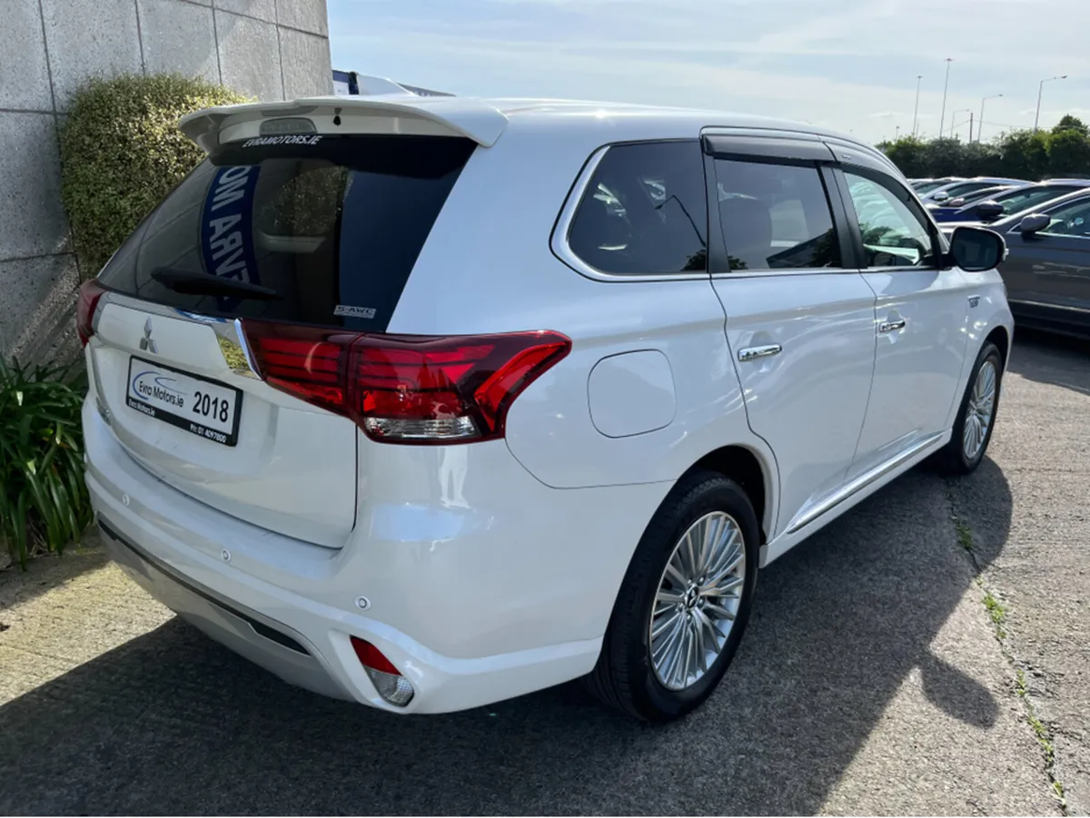 Mitsubishi Outlander HYBRID AUTOMATIC PLUG IN PETR - Image 4