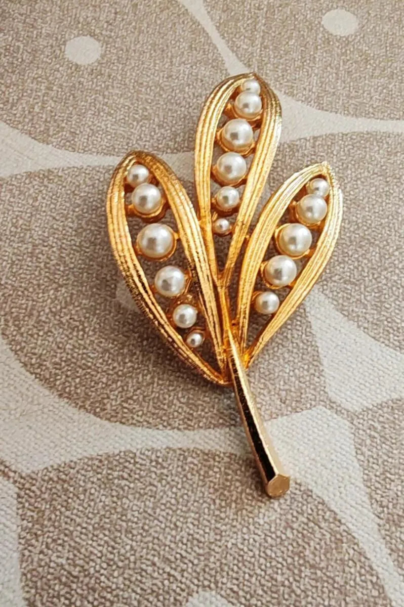 Vintage goldtone and pearl brooch - Image 1