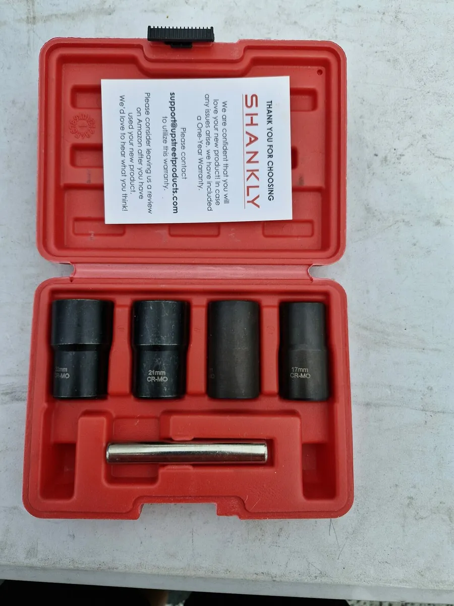Nut removal set