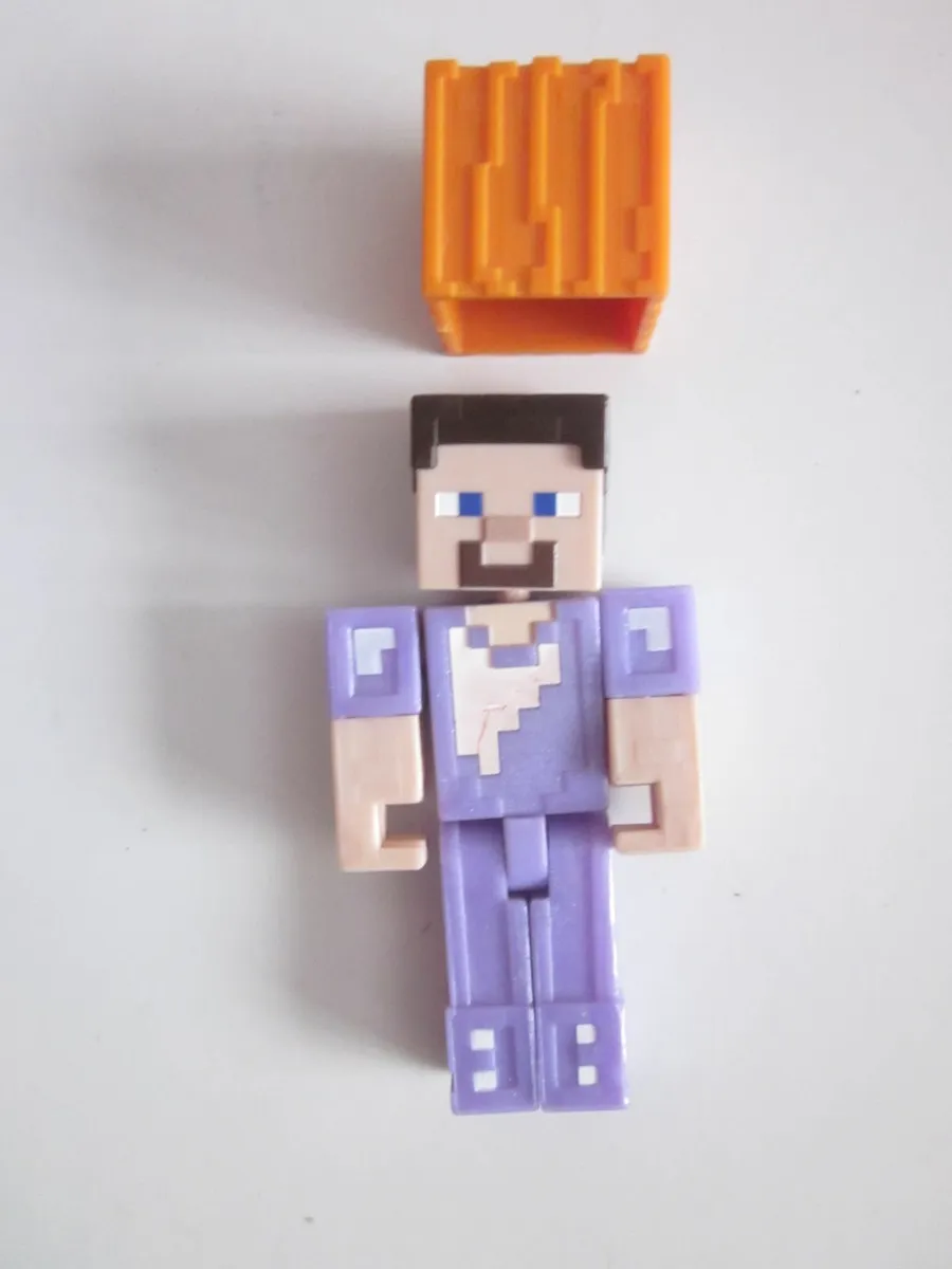 Minecraft Ultimate Armor Steve Figure 3.75" - Image 1