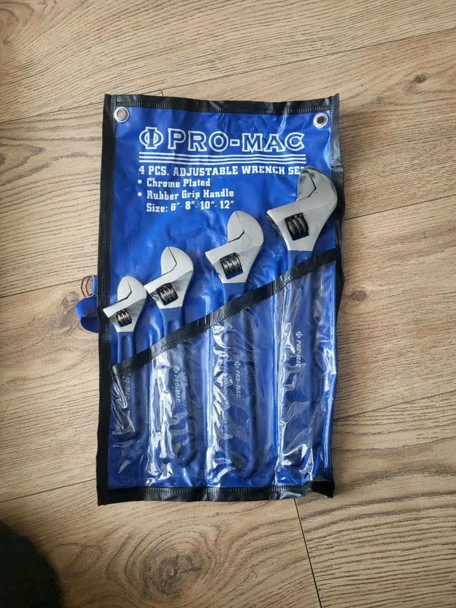 Adjustable wrenches set