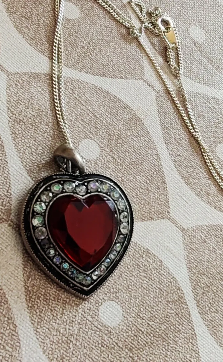 Silvertone heart shaped pendant - Image 2
