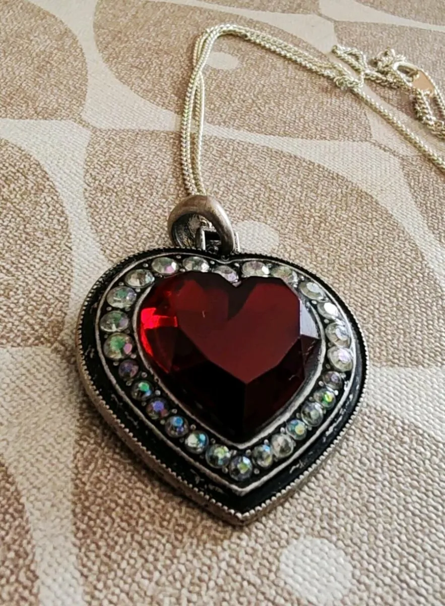 Silvertone heart shaped pendant - Image 3