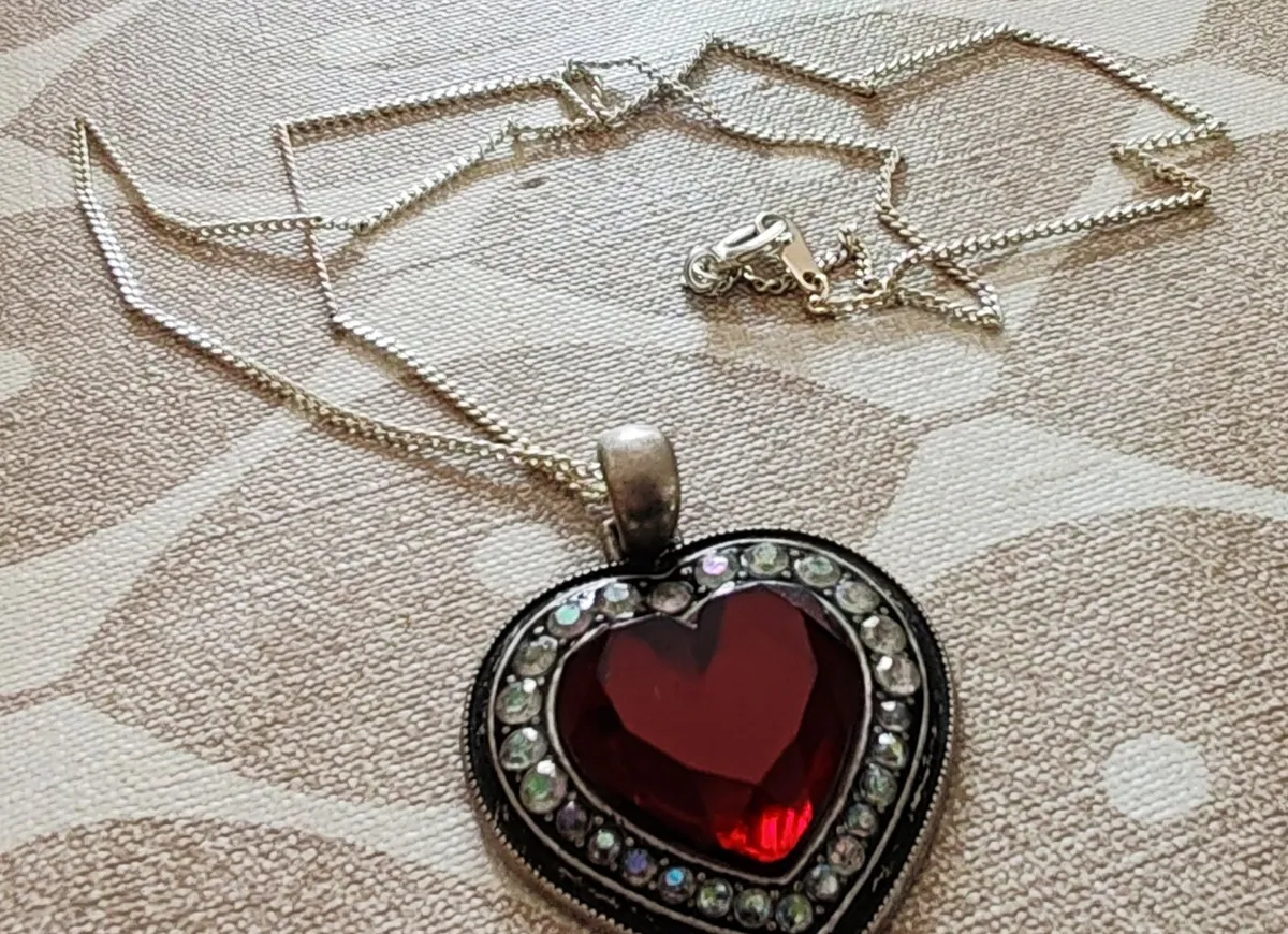 Silvertone heart shaped pendant - Image 1