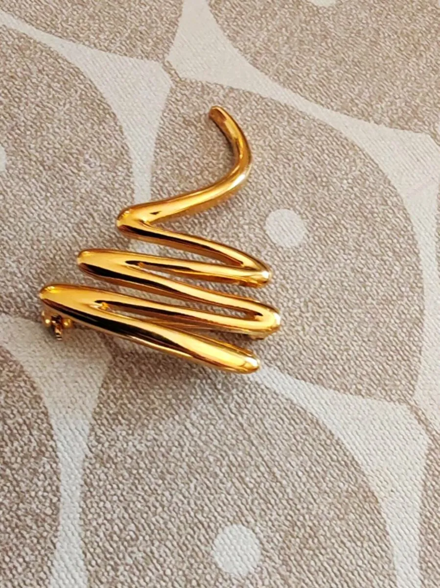 Retro goldtone brooch - Image 1
