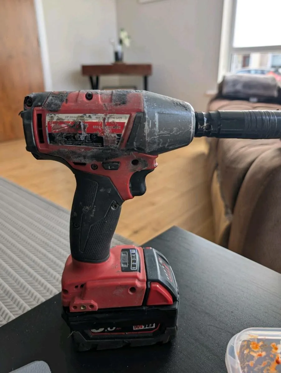 Milwaukee 1/2" impact and 5.0ah battery - Image 2