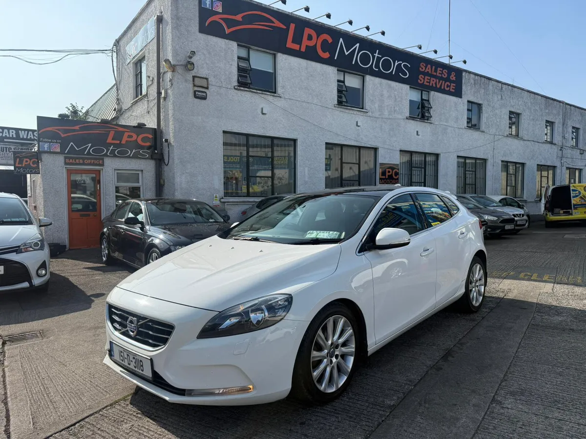 Volvo V40 2015 - Image 2