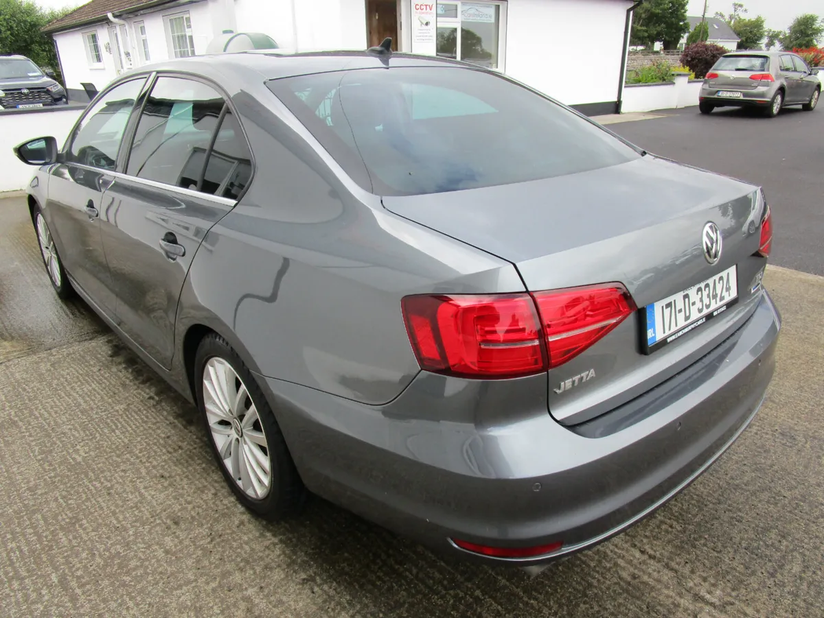 Volkswagen Jetta 2017  Low Klms - Image 4
