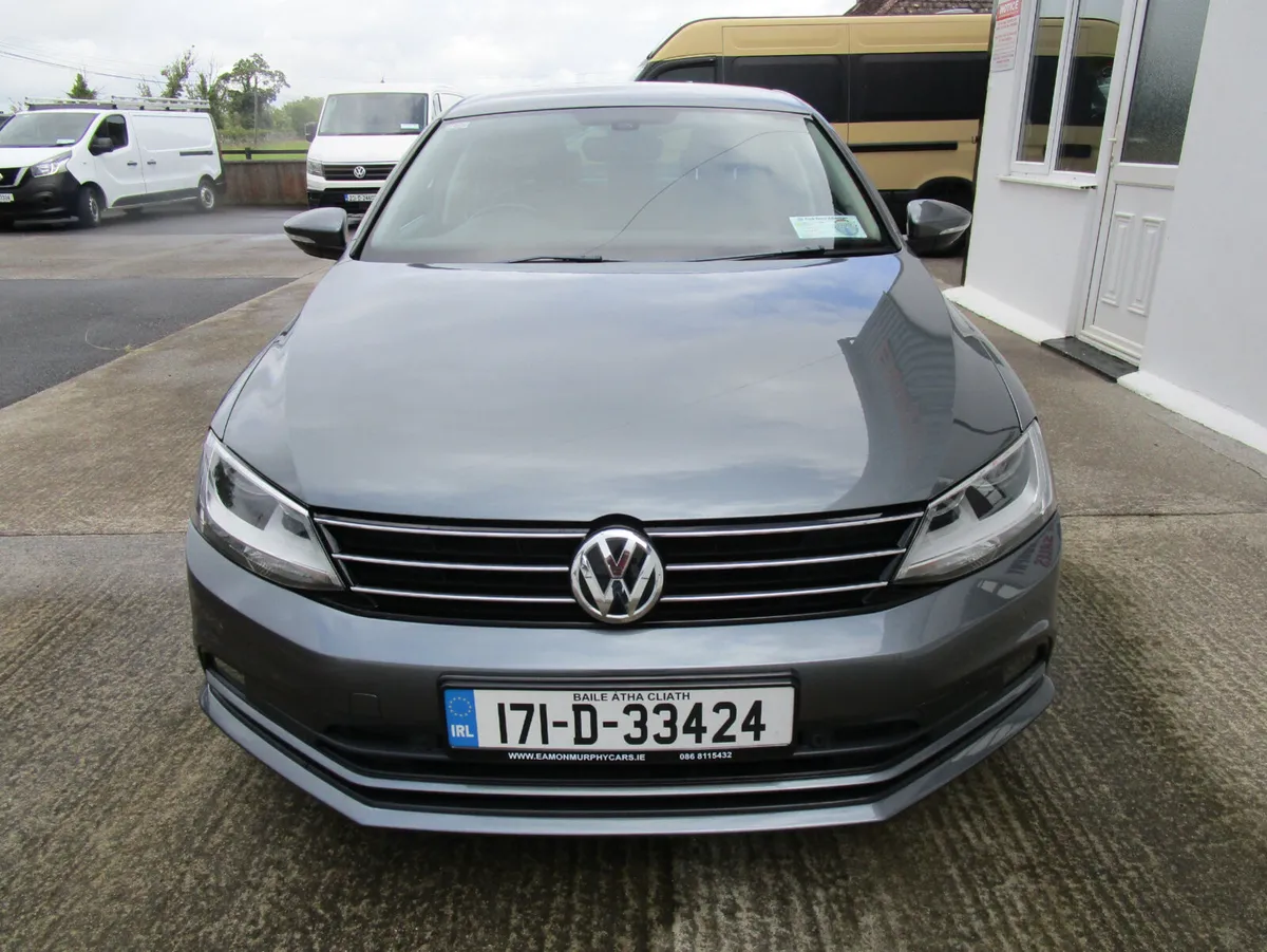 Volkswagen Jetta 2017  Low Klms - Image 2