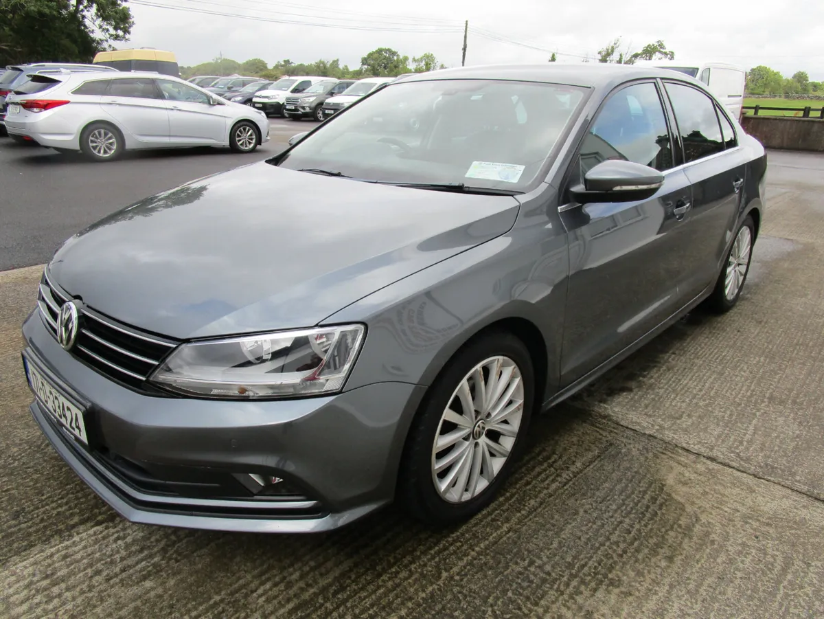 Volkswagen Jetta 2017  Low Klms - Image 3