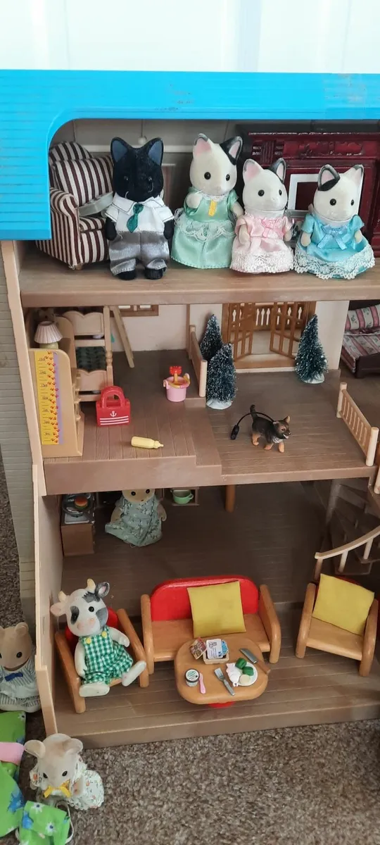 Sylvanian house , car and extras - Image 4