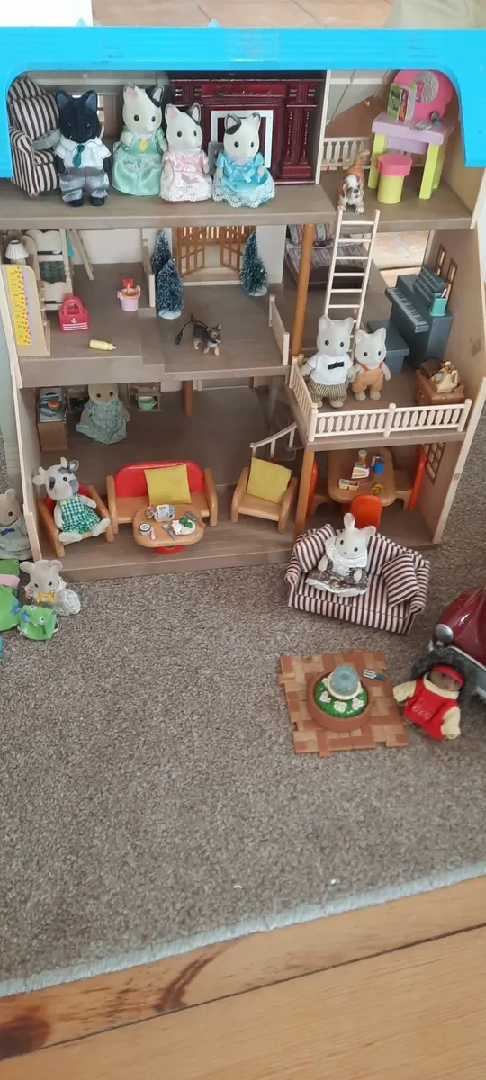 Sylvanian house , car and extras - Image 1
