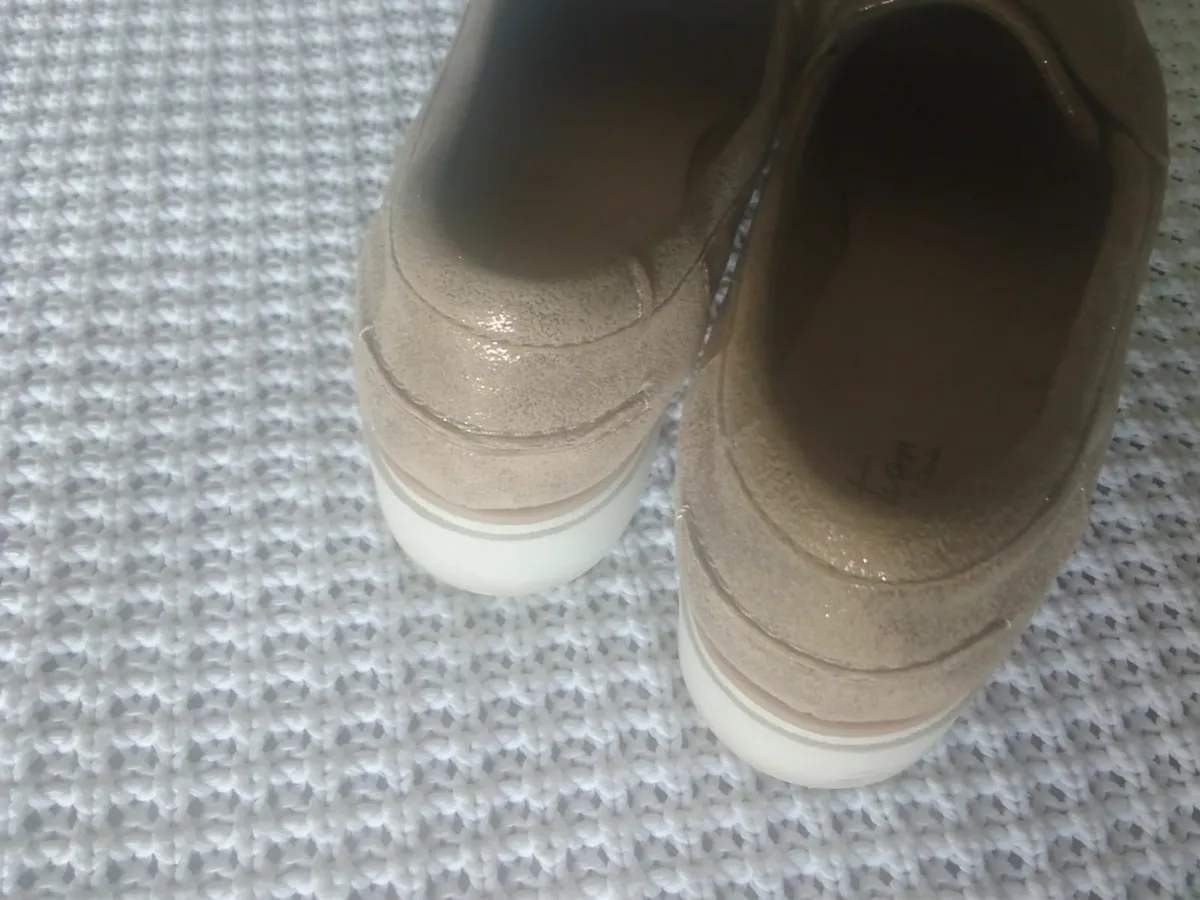 CLARKS GOLD LEATHER COMFORT LOAFERS SIZR SIZE 6 - Image 2