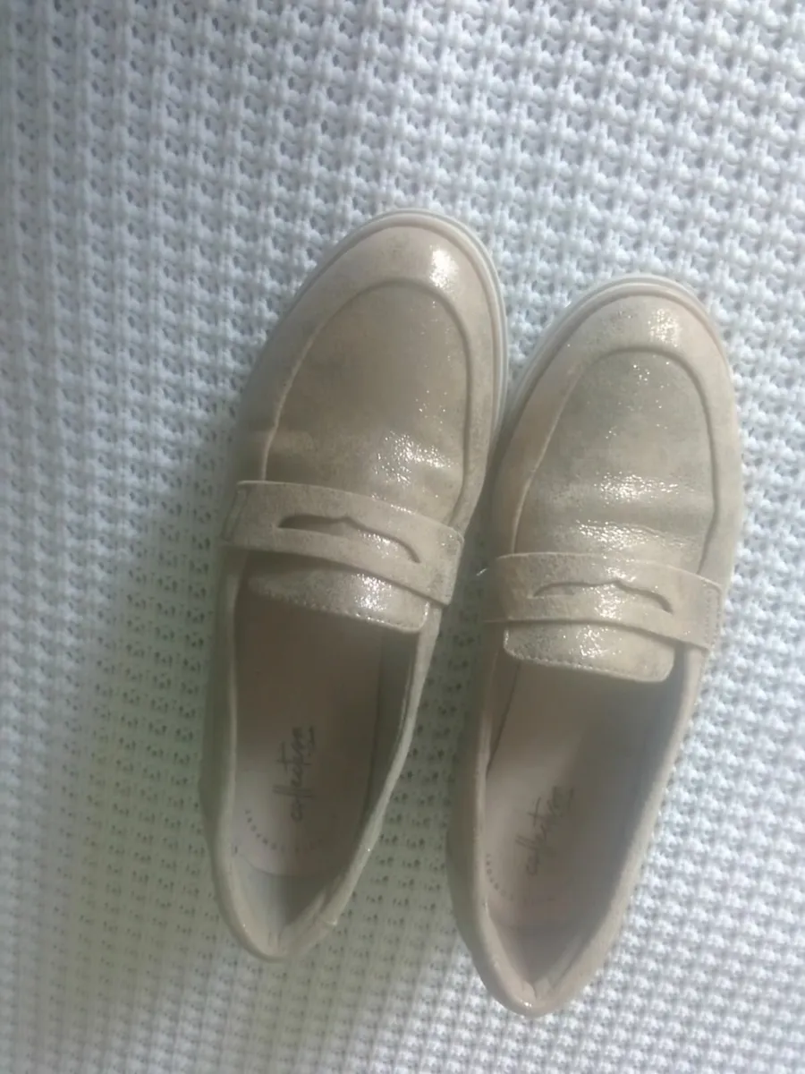 CLARKS GOLD LEATHER COMFORT LOAFERS SIZR SIZE 6 - Image 3