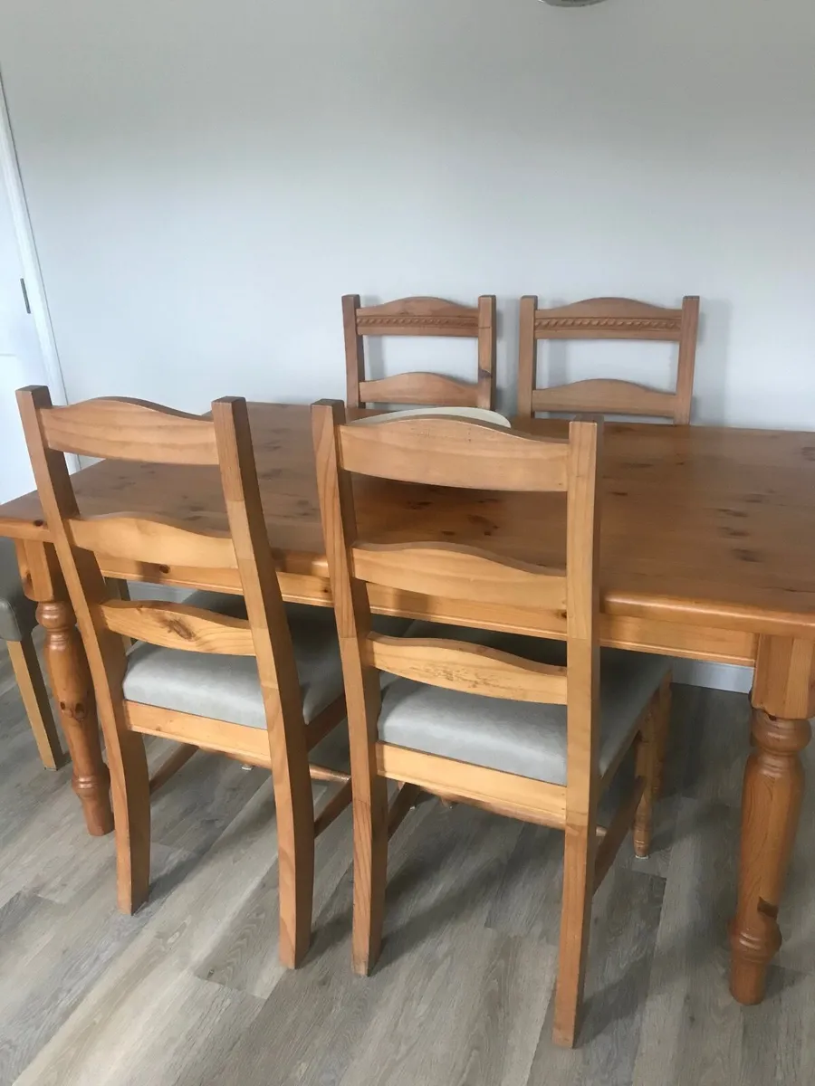 Table & chairs - Image 1