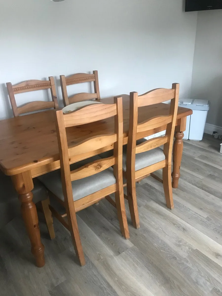 Table & chairs - Image 2